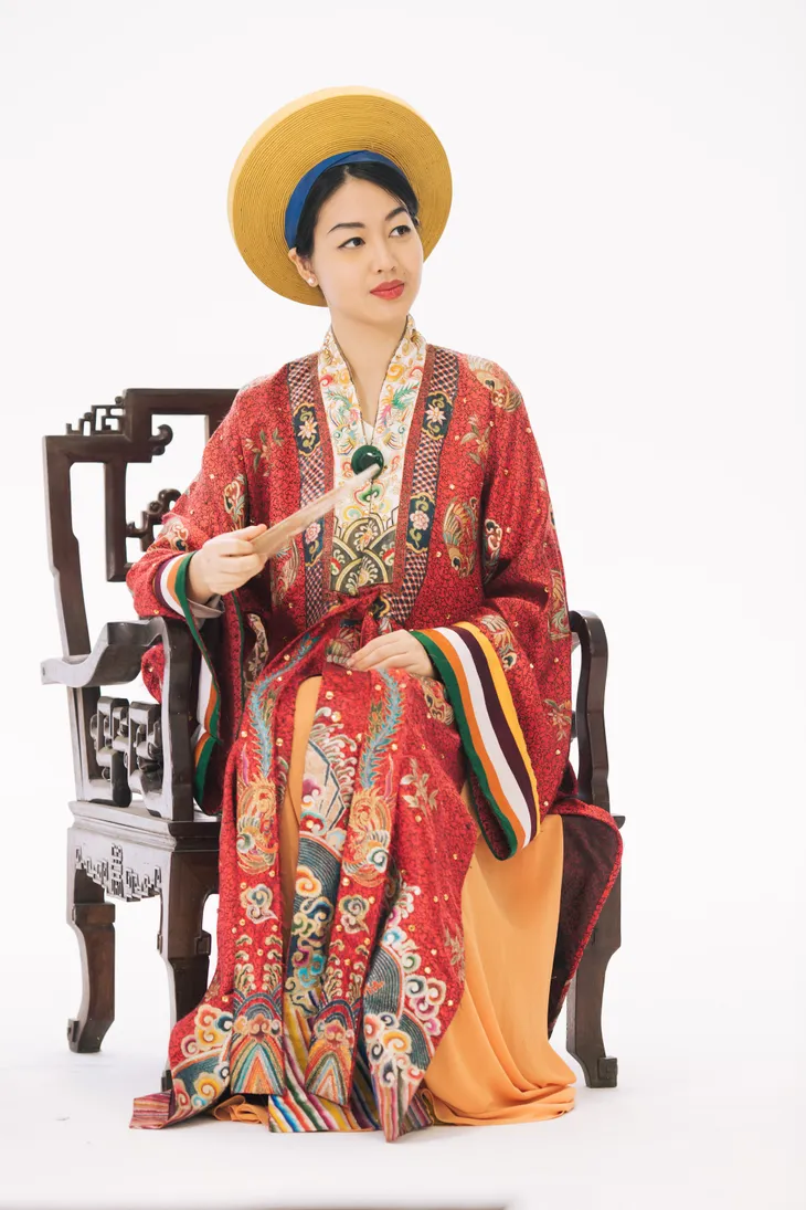 MC Phí Linh, Hồng Nhung diện các mẫu áo dài trong 100 năm qua - Ảnh 4. MC Phí Linh, Hồng Nhung diện các mẫu áo dài trong 100 năm qua - Ảnh 4.
