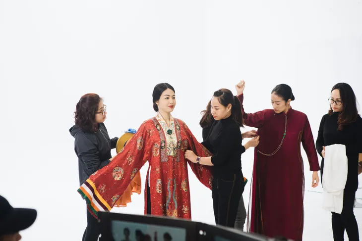 MC Phí Linh, Hồng Nhung diện các mẫu áo dài trong 100 năm qua - Ảnh 1. MC Phí Linh, Hồng Nhung diện các mẫu áo dài trong 100 năm qua - Ảnh 1.