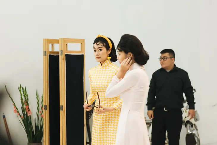 MC Phí Linh, Hồng Nhung diện các mẫu áo dài trong 100 năm qua - Ảnh 23. MC Phí Linh, Hồng Nhung diện các mẫu áo dài trong 100 năm qua - Ảnh 23.
