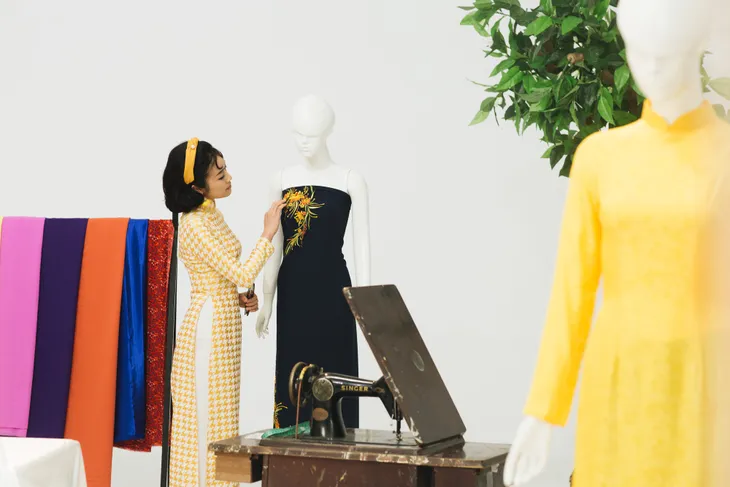 MC Phí Linh, Hồng Nhung diện các mẫu áo dài trong 100 năm qua - Ảnh 26. MC Phí Linh, Hồng Nhung diện các mẫu áo dài trong 100 năm qua - Ảnh 26.