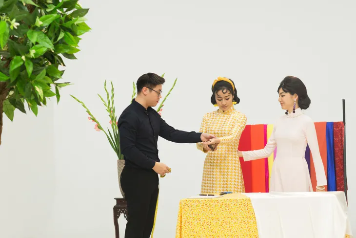 MC Phí Linh, Hồng Nhung diện các mẫu áo dài trong 100 năm qua - Ảnh 28. MC Phí Linh, Hồng Nhung diện các mẫu áo dài trong 100 năm qua - Ảnh 28.