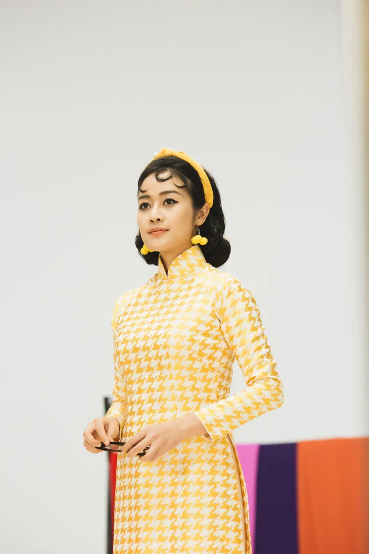 MC Phí Linh, Hồng Nhung diện các mẫu áo dài trong 100 năm qua - Ảnh 24. MC Phí Linh, Hồng Nhung diện các mẫu áo dài trong 100 năm qua - Ảnh 24.