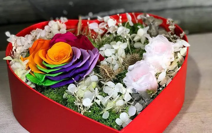 Nhộn nhịp thị trường hoa ngày lễ tình nhân 14/2 - Ảnh 3. Nhộn nhịp thị trường hoa ngày lễ tình nhân 14/2 - Ảnh 3.