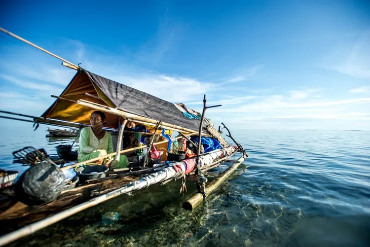 Kỳ lạ tộc người sống lênh đênh trên biển - Ảnh 2. Kỳ lạ tộc người sống lênh đênh trên biển - Ảnh 2.