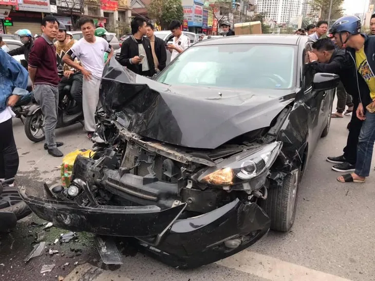 Hà Nội: Ô tô đâm liên hoàn 2 xe máy, 3 người bị thương - Ảnh 1. Hà Nội: Ô tô đâm liên hoàn 2 xe máy, 3 người bị thương - Ảnh 1.