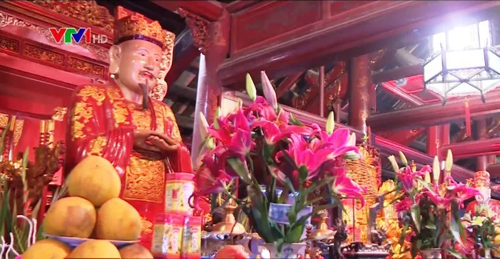 Tiền lẻ tràn ngập các điểm thờ tự - Ảnh 1. Tiền lẻ tràn ngập các điểm thờ tự - Ảnh 1.