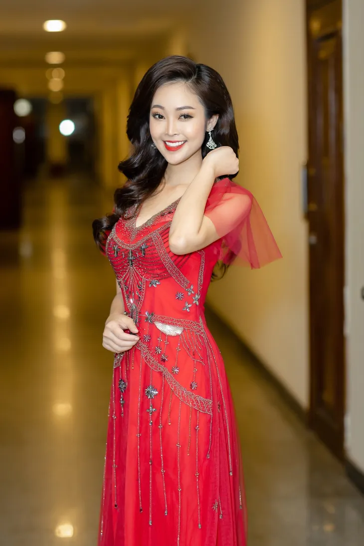 MC Thùy Linh tự nhận vẫn cô đơn ở tuổi 32 - Ảnh 2. MC Thùy Linh tự nhận vẫn cô đơn ở tuổi 32 - Ảnh 2.