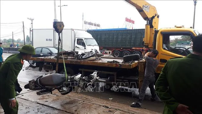 Thanh Hóa: Tai nạn giao thông liên hoàn làm 8 người thương vong - Ảnh 1. Thanh Hóa: Tai nạn giao thông liên hoàn làm 8 người thương vong - Ảnh 1.