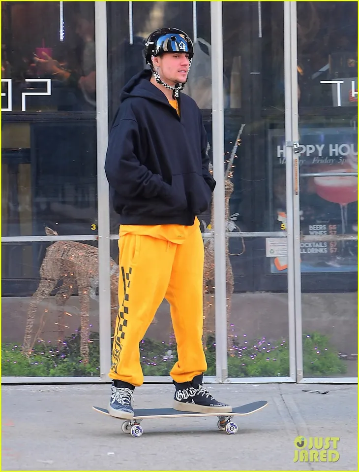Sau tin đồn ly hôn, Justin Bieber vẫn quấn quýt bên vợ - Ảnh 3. Sau tin đồn ly hôn, Justin Bieber vẫn quấn quýt bên vợ - Ảnh 3.