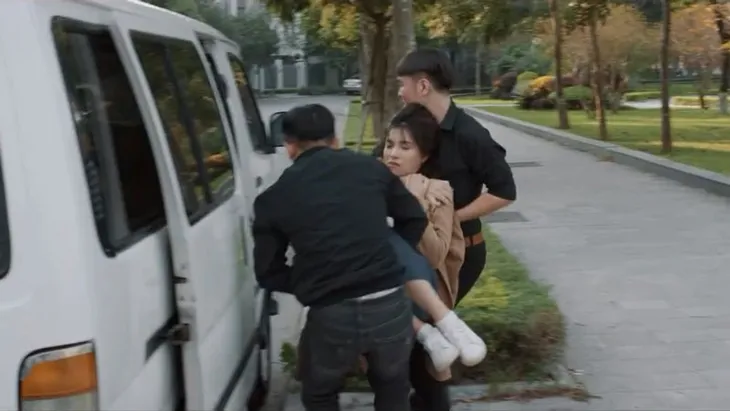 Chạy trốn thanh xuân - Tập 23: An (Lưu Đê Ly) bị bắt cóc, Châu (Minh Huyền) có liên quan? - Ảnh 4. Chạy trốn thanh xuân - Tập 23: An (Lưu Đê Ly) bị bắt cóc, Châu (Minh Huyền) có liên quan? - Ảnh 4.