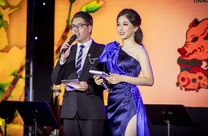 Sau khi công khai bạn trai, Á hậu Phương Nga thử sức làm MC - Ảnh 1. Sau khi công khai bạn trai, Á hậu Phương Nga thử sức làm MC - Ảnh 1.