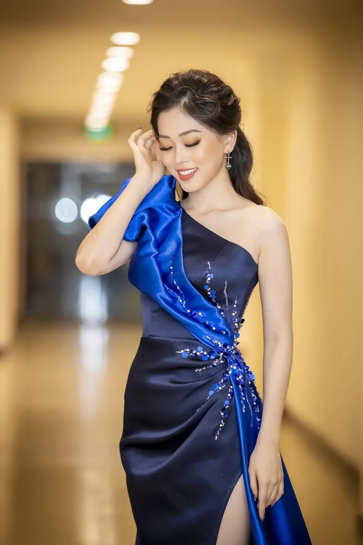 Sau khi công khai bạn trai, Á hậu Phương Nga thử sức làm MC - Ảnh 3. Sau khi công khai bạn trai, Á hậu Phương Nga thử sức làm MC - Ảnh 3.