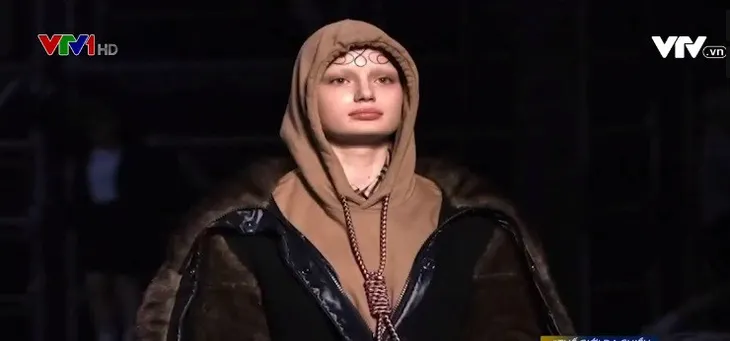 Burberry xin lỗi vì mẫu áo có dây thòng lọng - Ảnh 1. Burberry xin lỗi vì mẫu áo có dây thòng lọng - Ảnh 1.