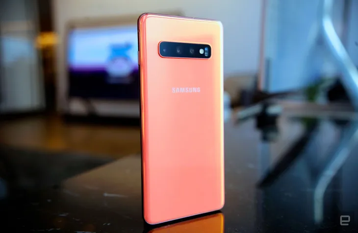 Galaxy S10 sẽ bán chạy ngoài dự kiến vì dám khác biệt với iPhone - Ảnh 1. Galaxy S10 sẽ bán chạy ngoài dự kiến vì dám khác biệt với iPhone - Ảnh 1.