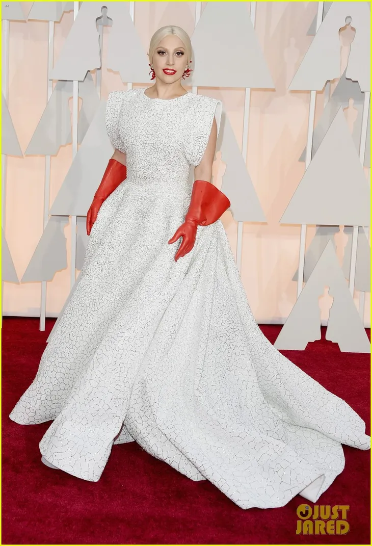 Nhìn lại gu thời trang đẳng cấp của Lady Gaga tại lễ trao giải Oscar qua từng năm - Ảnh 3. Nhìn lại gu thời trang đẳng cấp của Lady Gaga tại lễ trao giải Oscar qua từng năm - Ảnh 3.