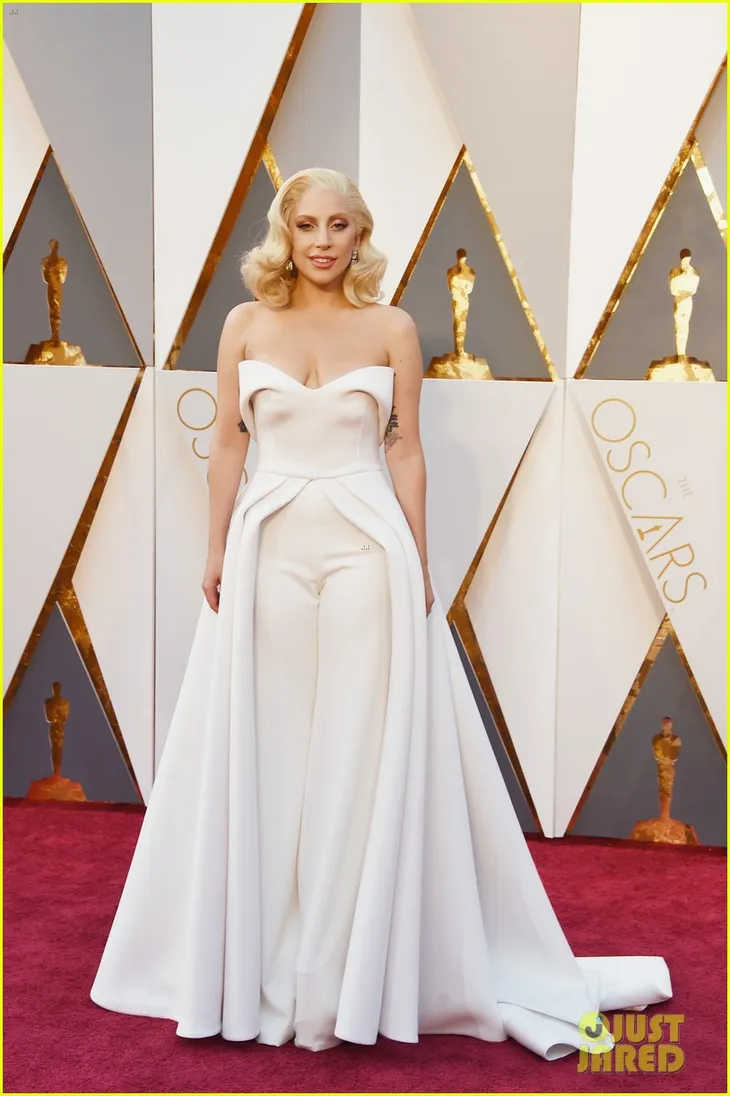 Nhìn lại gu thời trang đẳng cấp của Lady Gaga tại lễ trao giải Oscar qua từng năm - Ảnh 6. Nhìn lại gu thời trang đẳng cấp của Lady Gaga tại lễ trao giải Oscar qua từng năm - Ảnh 6.