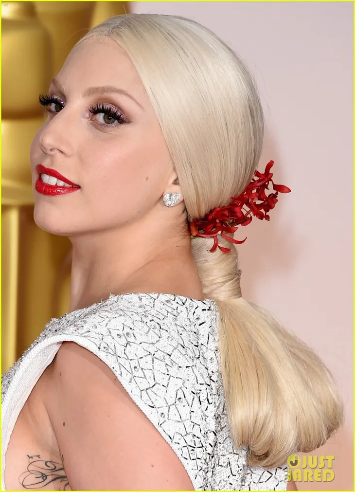Nhìn lại gu thời trang đẳng cấp của Lady Gaga tại lễ trao giải Oscar qua từng năm - Ảnh 4. Nhìn lại gu thời trang đẳng cấp của Lady Gaga tại lễ trao giải Oscar qua từng năm - Ảnh 4.