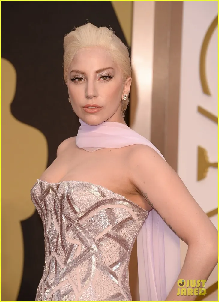 Nhìn lại gu thời trang đẳng cấp của Lady Gaga tại lễ trao giải Oscar qua từng năm - Ảnh 2. Nhìn lại gu thời trang đẳng cấp của Lady Gaga tại lễ trao giải Oscar qua từng năm - Ảnh 2.