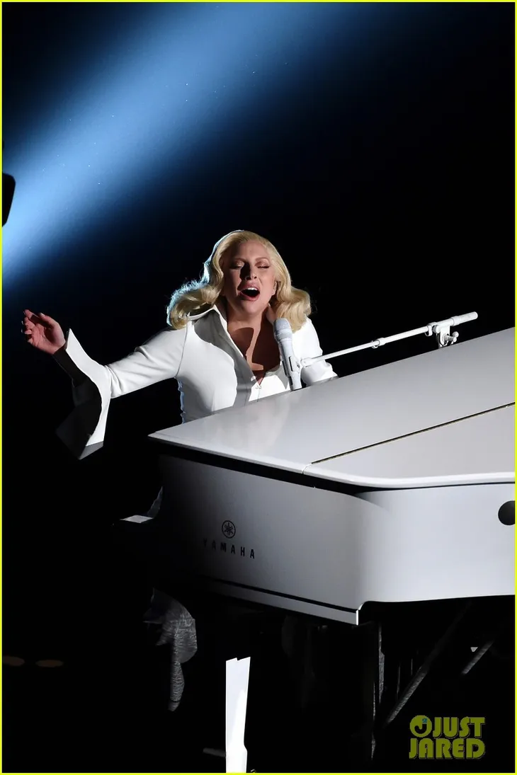 Nhìn lại gu thời trang đẳng cấp của Lady Gaga tại lễ trao giải Oscar qua từng năm - Ảnh 7. Nhìn lại gu thời trang đẳng cấp của Lady Gaga tại lễ trao giải Oscar qua từng năm - Ảnh 7.