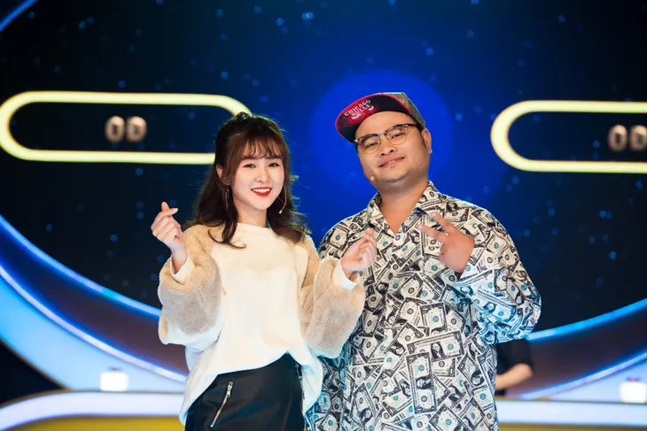 5 vòng vàng kỳ ảo: Nhóm hài triệu view FapTv khoe vũ điệu giật vai với hit Người hãy quên em đi - Ảnh 2. 5 vòng vàng kỳ ảo: Nhóm hài triệu view FapTv khoe vũ điệu giật vai với hit Người hãy quên em đi - Ảnh 2.