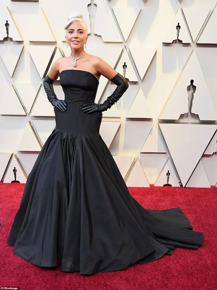 Lady Gaga khoe trang sức kim cương khủng trên thảm đỏ Oscar - Ảnh 5. Lady Gaga khoe trang sức kim cương khủng trên thảm đỏ Oscar - Ảnh 5.