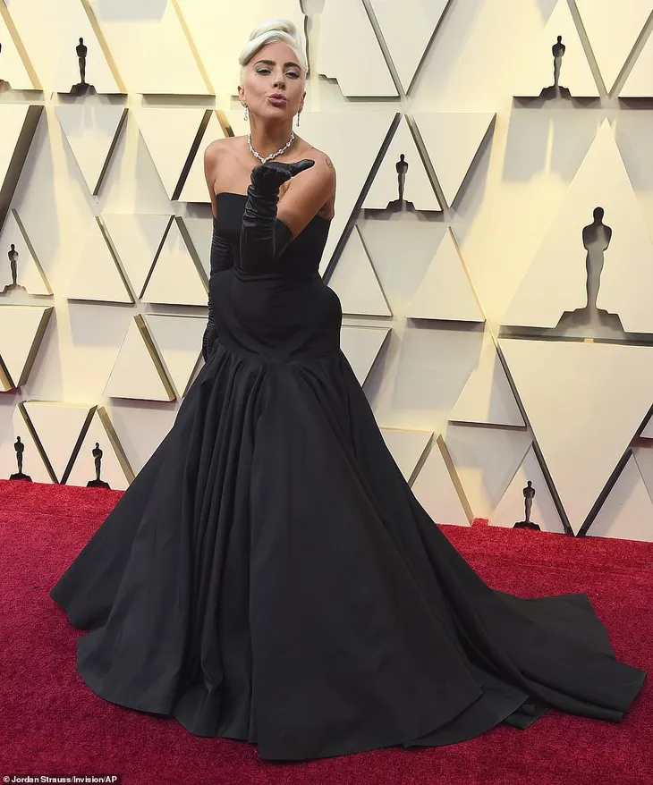Lady Gaga khoe trang sức kim cương khủng trên thảm đỏ Oscar - Ảnh 1. Lady Gaga khoe trang sức kim cương khủng trên thảm đỏ Oscar - Ảnh 1.