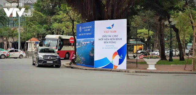 Đường phố Hà Nội khoác áo mới chào mừng Hội nghị Thượng đỉnh Mỹ - Triều lần 2 - Ảnh 6. Đường phố Hà Nội khoác áo mới chào mừng Hội nghị Thượng đỉnh Mỹ - Triều lần 2 - Ảnh 6.