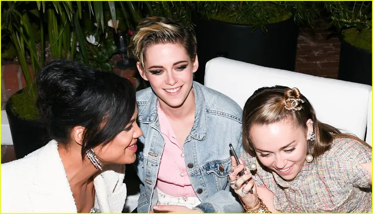 Oscar 2019: Cô dâu mới Miley Cyrus thu hút mọi ánh nhìn - Ảnh 3. Oscar 2019: Cô dâu mới Miley Cyrus thu hút mọi ánh nhìn - Ảnh 3.