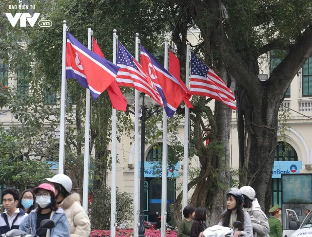 Đường phố Hà Nội khoác áo mới chào mừng Hội nghị Thượng đỉnh Mỹ - Triều lần 2 - Ảnh 4. Đường phố Hà Nội khoác áo mới chào mừng Hội nghị Thượng đỉnh Mỹ - Triều lần 2 - Ảnh 4.