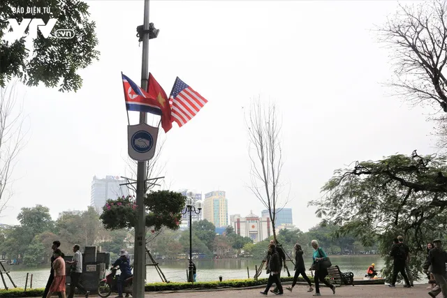 Đường phố Hà Nội khoác áo mới chào mừng Hội nghị Thượng đỉnh Mỹ - Triều lần 2 - Ảnh 2. Đường phố Hà Nội khoác áo mới chào mừng Hội nghị Thượng đỉnh Mỹ - Triều lần 2 - Ảnh 2.