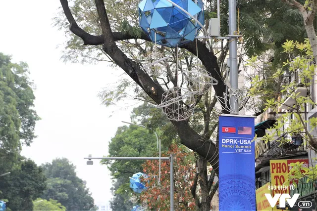 Đường phố Hà Nội khoác áo mới chào mừng Hội nghị Thượng đỉnh Mỹ - Triều lần 2 - Ảnh 7. Đường phố Hà Nội khoác áo mới chào mừng Hội nghị Thượng đỉnh Mỹ - Triều lần 2 - Ảnh 7.