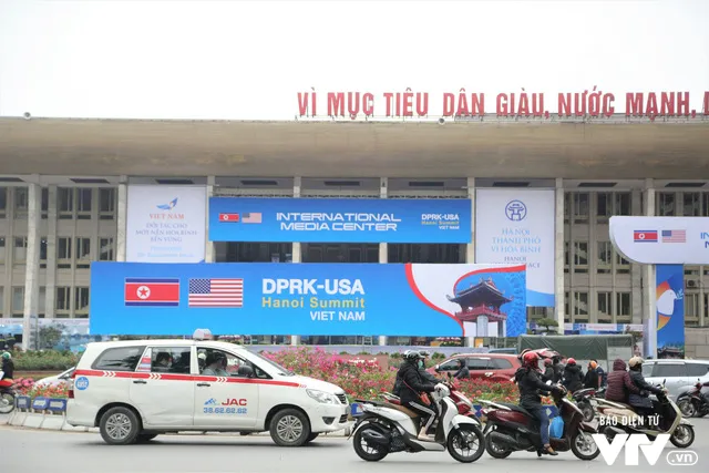 Đường phố Hà Nội khoác áo mới chào mừng Hội nghị Thượng đỉnh Mỹ - Triều lần 2 - Ảnh 10. Đường phố Hà Nội khoác áo mới chào mừng Hội nghị Thượng đỉnh Mỹ - Triều lần 2 - Ảnh 10.
