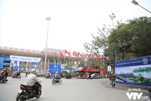 Đường phố Hà Nội khoác áo mới chào mừng Hội nghị Thượng đỉnh Mỹ - Triều lần 2 - Ảnh 9. Đường phố Hà Nội khoác áo mới chào mừng Hội nghị Thượng đỉnh Mỹ - Triều lần 2 - Ảnh 9.