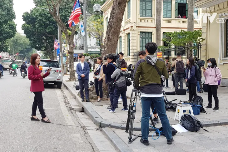 Hội nghị Thượng đỉnh Mỹ - Triều: Phóng viên quốc tế tích cực tác nghiệp tại Hà Nội - Ảnh 7. Hội nghị Thượng đỉnh Mỹ - Triều: Phóng viên quốc tế tích cực tác nghiệp tại Hà Nội - Ảnh 7.