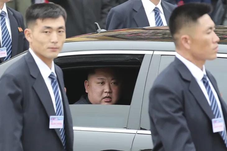 Chủ tịch Triều Tiên Kim Jong-un hạ cửa kính ô tô, tươi cười vẫy tay chào người dân Việt Nam - Ảnh 9. Chủ tịch Triều Tiên Kim Jong-un hạ cửa kính ô tô, tươi cười vẫy tay chào người dân Việt Nam - Ảnh 9.
