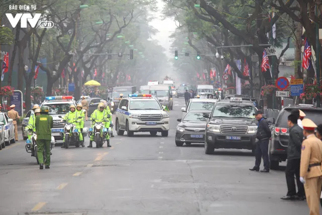 VIDEO Cận cảnh đoàn xe của Chủ tịch Triều Tiên Kim Jong-un tiến vào trung tâm Thủ đô Hà Nội - Ảnh 2. VIDEO Cận cảnh đoàn xe của Chủ tịch Triều Tiên Kim Jong-un tiến vào trung tâm Thủ đô Hà Nội - Ảnh 2.