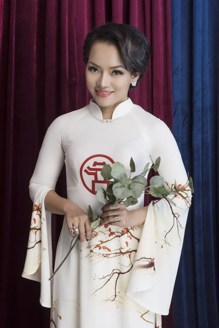 Thái Thuỳ Linh thần thái ngời ngời trong trang phục áo dài cờ Mỹ - Triều - Ảnh 2. Thái Thuỳ Linh thần thái ngời ngời trong trang phục áo dài cờ Mỹ - Triều - Ảnh 2.