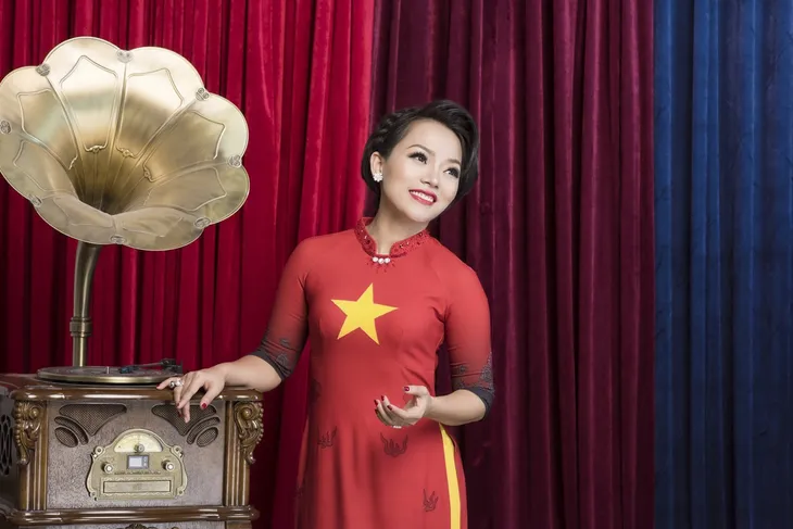 Thái Thuỳ Linh thần thái ngời ngời trong trang phục áo dài cờ Mỹ - Triều - Ảnh 4. Thái Thuỳ Linh thần thái ngời ngời trong trang phục áo dài cờ Mỹ - Triều - Ảnh 4.