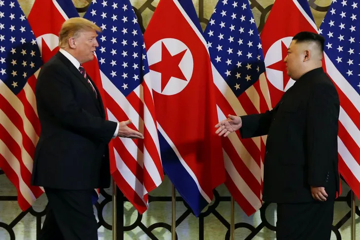 VIDEO Khoảnh khắc Tổng thống Donald Trump bắt tay Chủ tịch Kim Jong-un tại Hà Nội - Ảnh 1. VIDEO Khoảnh khắc Tổng thống Donald Trump bắt tay Chủ tịch Kim Jong-un tại Hà Nội - Ảnh 1.