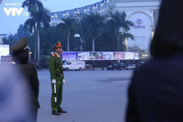 Chùm ảnh: Maybach chở Chủ tịch Kim Jong-un thẳng tiến vào Metropole gặp Tổng thống Donald Trump - Ảnh 5. Chùm ảnh: Maybach chở Chủ tịch Kim Jong-un thẳng tiến vào Metropole gặp Tổng thống Donald Trump - Ảnh 5.