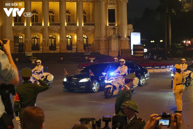 Chùm ảnh: Maybach chở Chủ tịch Kim Jong-un thẳng tiến vào Metropole gặp Tổng thống Donald Trump - Ảnh 14. Chùm ảnh: Maybach chở Chủ tịch Kim Jong-un thẳng tiến vào Metropole gặp Tổng thống Donald Trump - Ảnh 14.