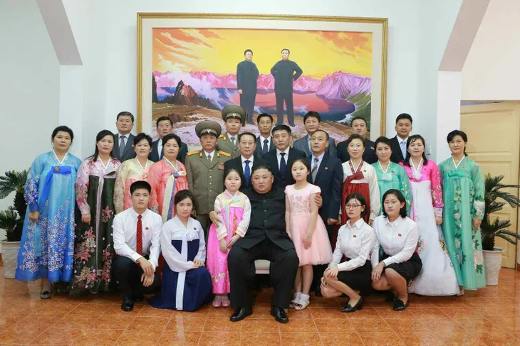 Chủ tịch Kim Jong-un nói gì khi thăm Đại sứ quán Triều Tiên tại Hà Nội? - Ảnh 1. Chủ tịch Kim Jong-un nói gì khi thăm Đại sứ quán Triều Tiên tại Hà Nội? - Ảnh 1.