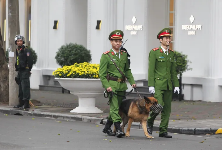 An ninh thắt chặt trước thềm cuộc gặp đầu tiên giữa Tổng thống Trump và Chủ tịch Kim Jong-un - Ảnh 3. An ninh thắt chặt trước thềm cuộc gặp đầu tiên giữa Tổng thống Trump và Chủ tịch Kim Jong-un - Ảnh 3.