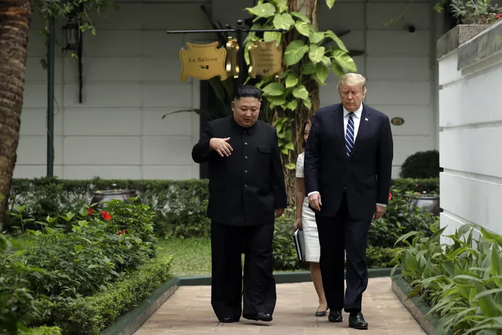 Chùm ảnh Tổng thống Trump và Chủ tịch Kim Jong-un đi dạo tại khách sạn Metropole - Ảnh 2. Chùm ảnh Tổng thống Trump và Chủ tịch Kim Jong-un đi dạo tại khách sạn Metropole - Ảnh 2.
