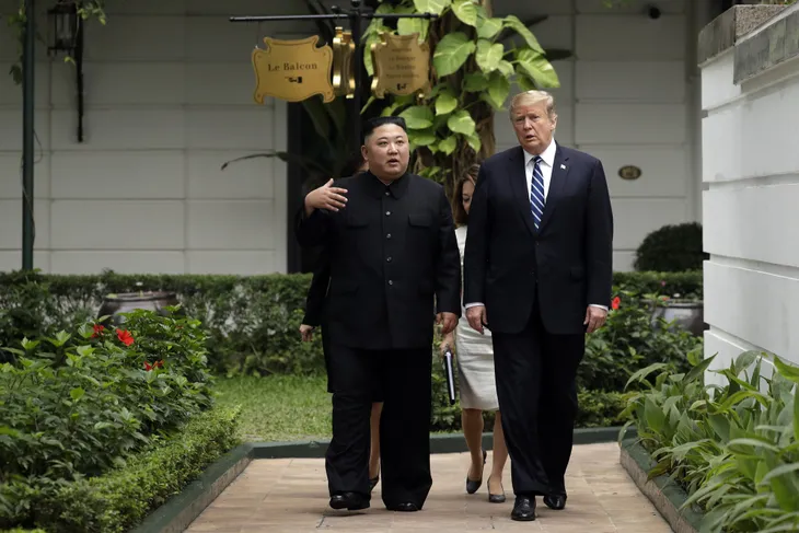 Chùm ảnh Tổng thống Trump và Chủ tịch Kim Jong-un đi dạo tại khách sạn Metropole - Ảnh 3. Chùm ảnh Tổng thống Trump và Chủ tịch Kim Jong-un đi dạo tại khách sạn Metropole - Ảnh 3.