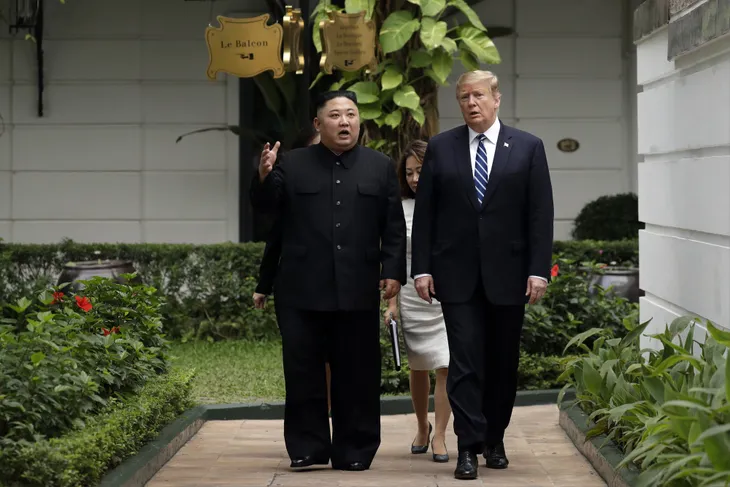 Chùm ảnh Tổng thống Trump và Chủ tịch Kim Jong-un đi dạo tại khách sạn Metropole - Ảnh 4. Chùm ảnh Tổng thống Trump và Chủ tịch Kim Jong-un đi dạo tại khách sạn Metropole - Ảnh 4.