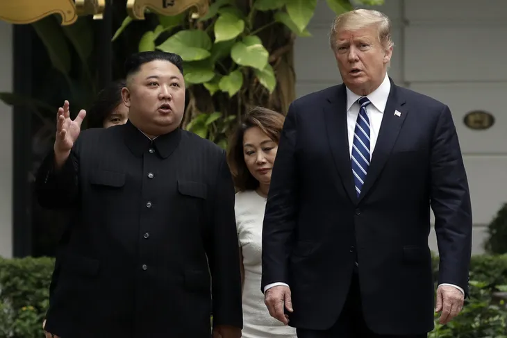 Chùm ảnh Tổng thống Trump và Chủ tịch Kim Jong-un đi dạo tại khách sạn Metropole - Ảnh 5. Chùm ảnh Tổng thống Trump và Chủ tịch Kim Jong-un đi dạo tại khách sạn Metropole - Ảnh 5.