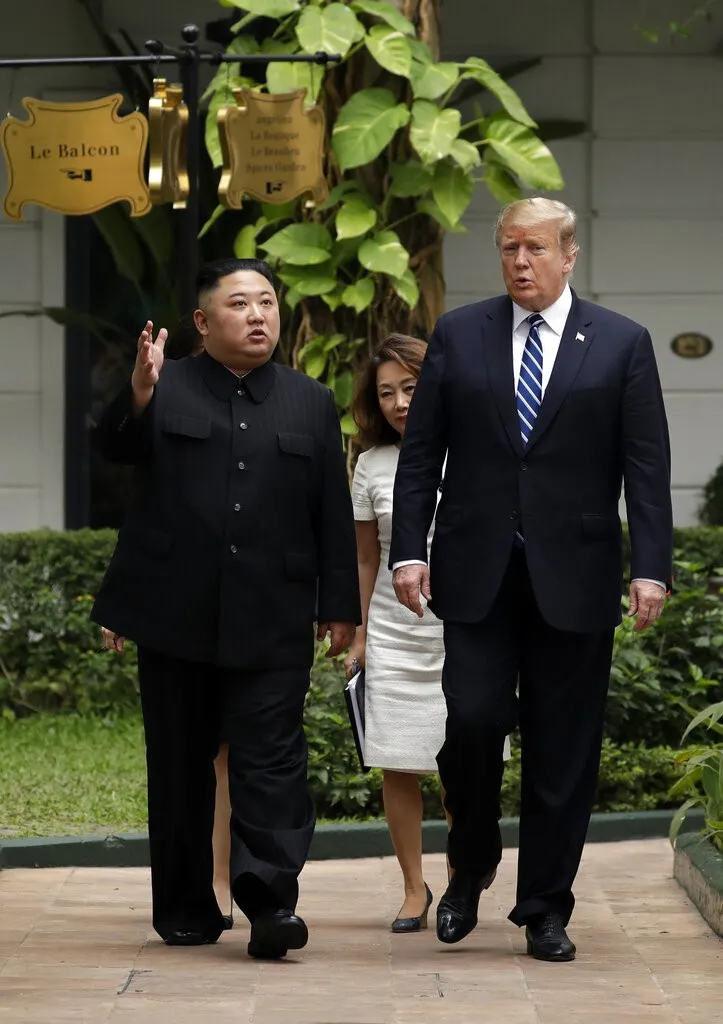 VIDEO Tổng thống Donald Trump và Chủ tịch Kim Jong-un cùng tản bộ trong vườn khách sạn - Ảnh 2. VIDEO Tổng thống Donald Trump và Chủ tịch Kim Jong-un cùng tản bộ trong vườn khách sạn - Ảnh 2.