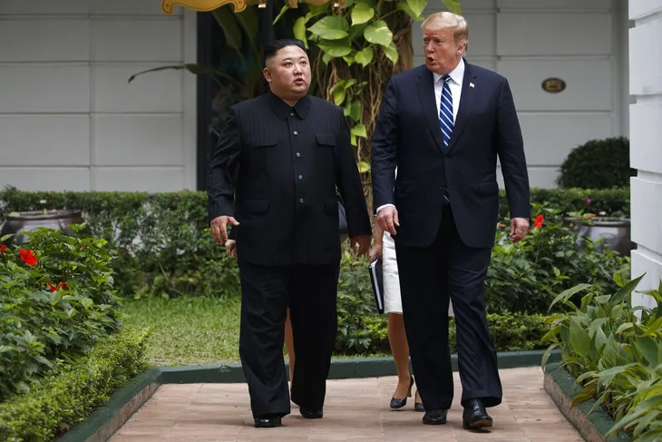 VIDEO Tổng thống Donald Trump và Chủ tịch Kim Jong-un cùng tản bộ trong vườn khách sạn - Ảnh 1. VIDEO Tổng thống Donald Trump và Chủ tịch Kim Jong-un cùng tản bộ trong vườn khách sạn - Ảnh 1.