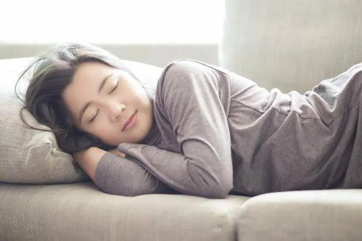 Thức đêm ngủ bù ban ngày gây hại cho sức khỏe tới mức nào? - Ảnh 1. Thức đêm ngủ bù ban ngày gây hại cho sức khỏe tới mức nào? - Ảnh 1.